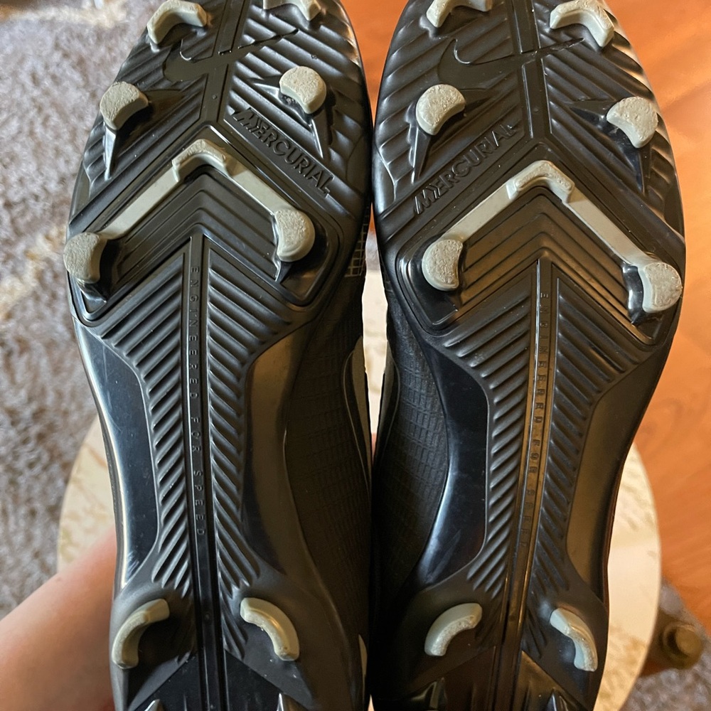 Nike Mercurial cleats with Sleek Design-like new - Picture 5 of 6